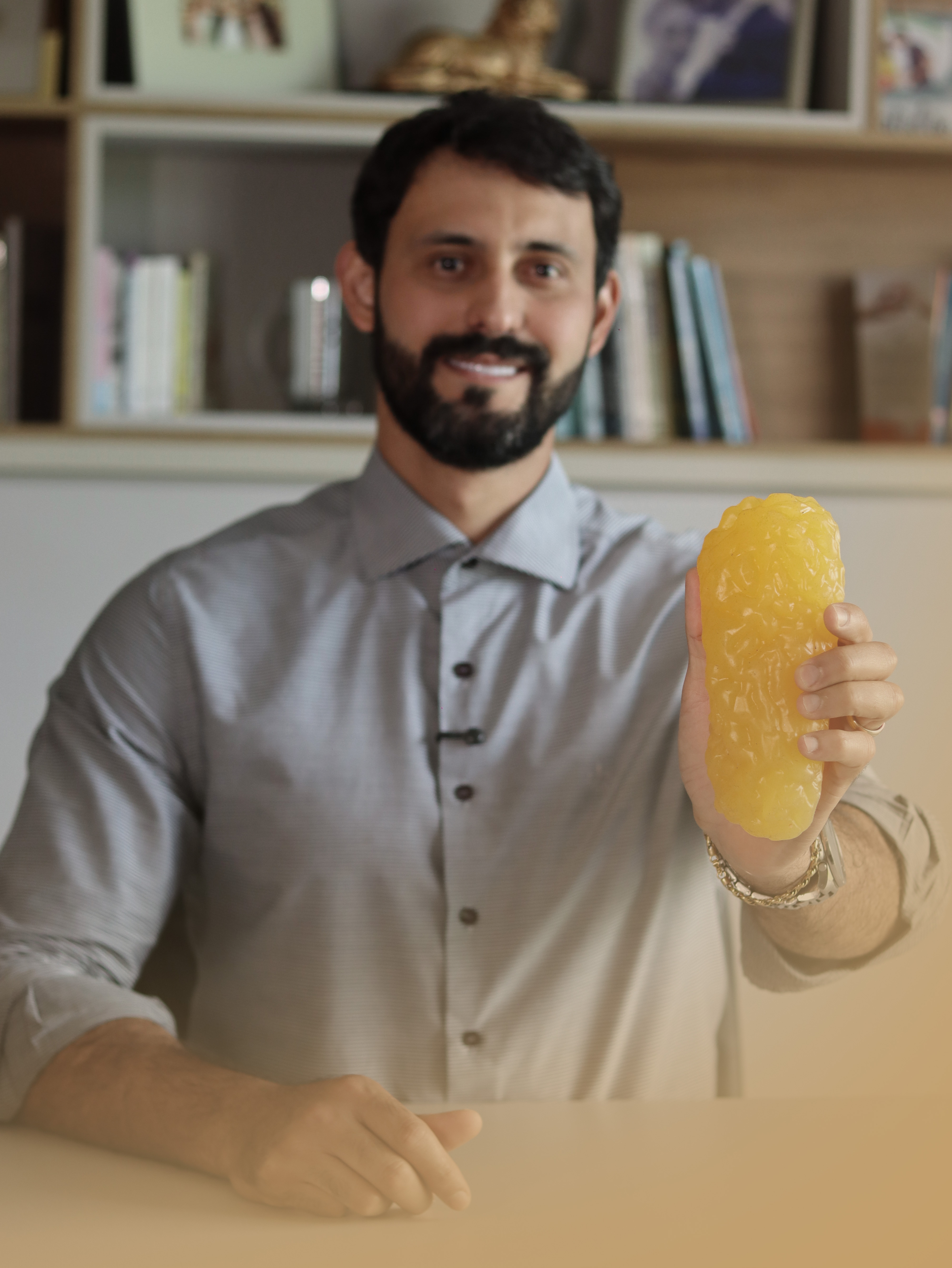 Dr. Renato Camargo demonstrando modelo